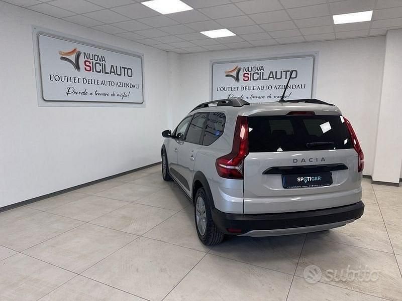 Usata Dacia Jogger Comfort 101 CV (74 kW) 2022 Grigio Monovolume