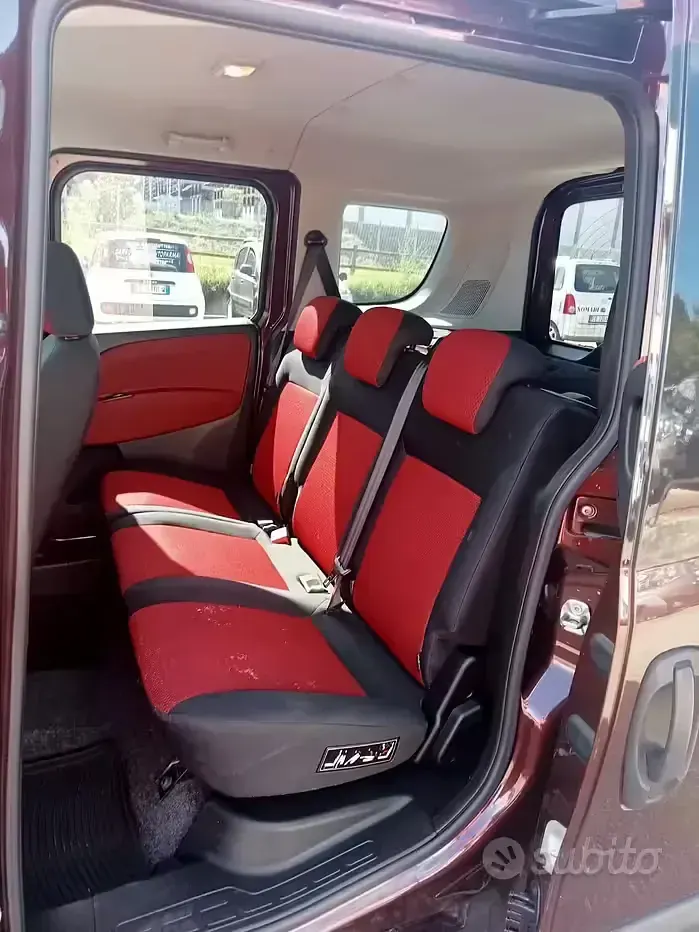 Usata Fiat Doblò 95 CV (69 kW) 2011 Rosso Monovolume