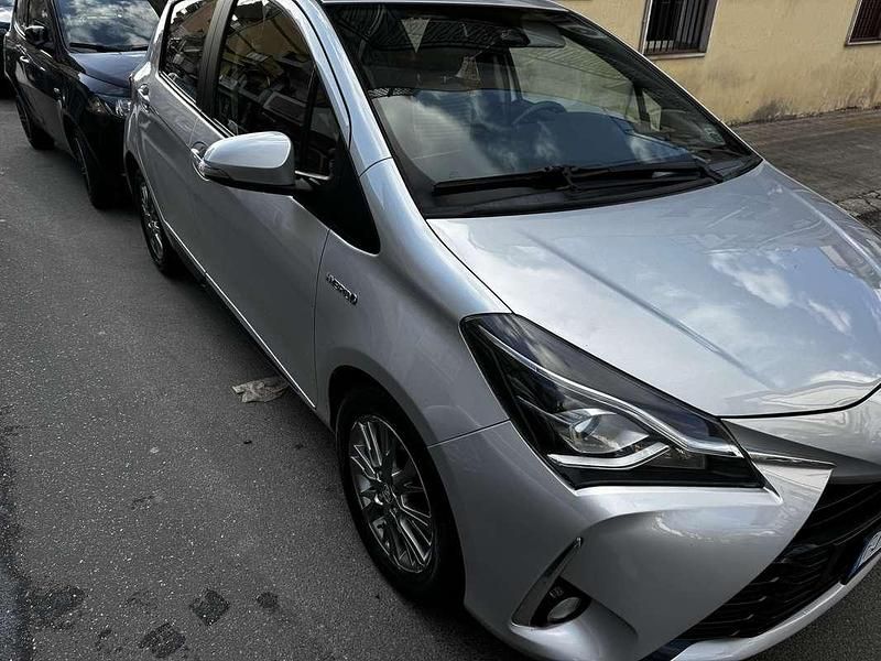 Begagnad Toyota Yaris Hybrid Active 73 HK (53 kW) 2017 Grå Sedan