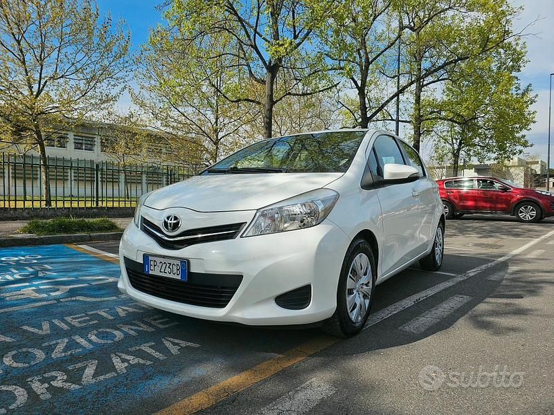 Usata Toyota Yaris 90 CV (66 kW) 2013 Bianco Utilitaria