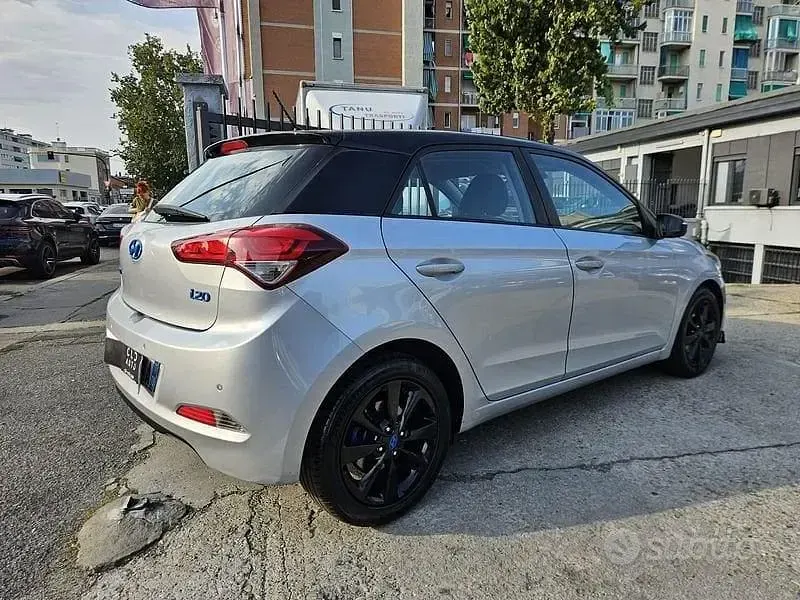 Usata Hyundai i20 Style 75 CV (55 kW) 2015 Grigio Berlina