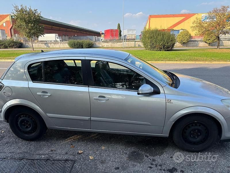 Usata Opel Astra 110 CV (80 kW) 2010 Grigio Berlina