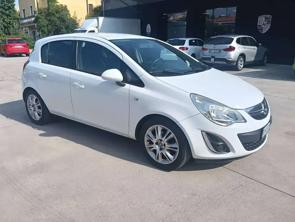 Usata Opel Corsa Edition 86 CV (63 kW) 2012 Bianco pastello Utilitaria