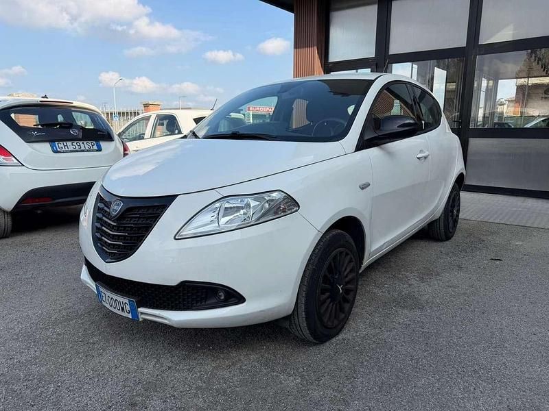 Usata Lancia Ypsilon Gold 80 CV (58 kW) 2015 Bianco Utilitaria
