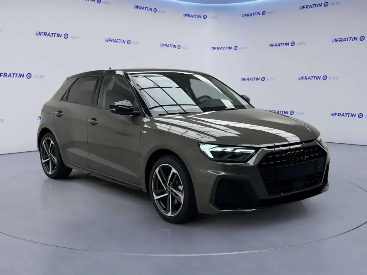 Nuova Audi A1 Ambiente 116 CV (85 kW) 2026 Grigio chronos con tetto nero SUV