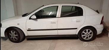 Usata Opel Astra 101 CV (74 kW) 2002 Bianco Utilitaria
