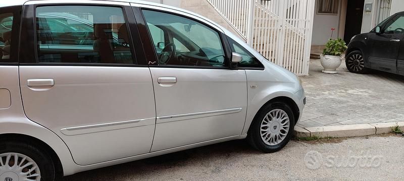 Usata Lancia Musa 75 CV (55 kW) 2004 Grigio Monovolume