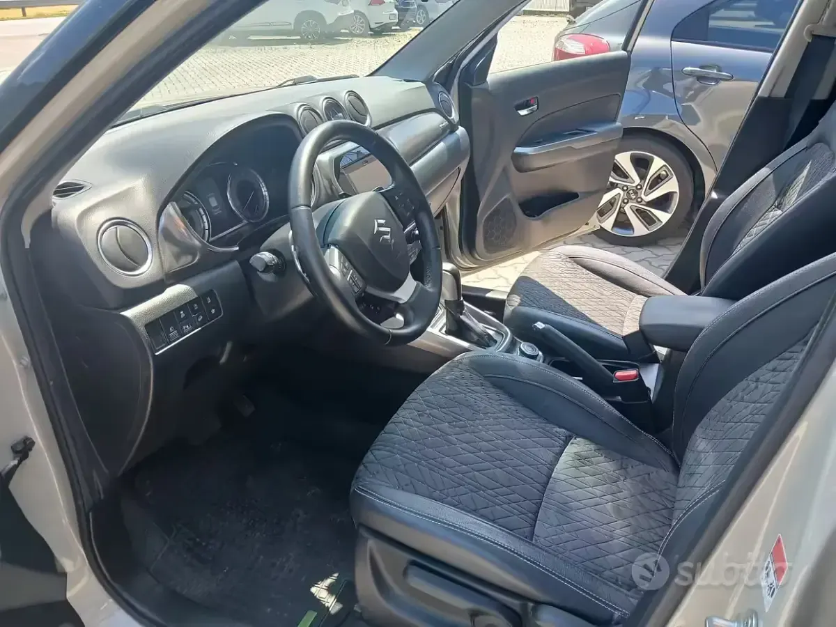 Usata Suzuki Vitara 140 CV (102 kW) 2018 Beige SUV