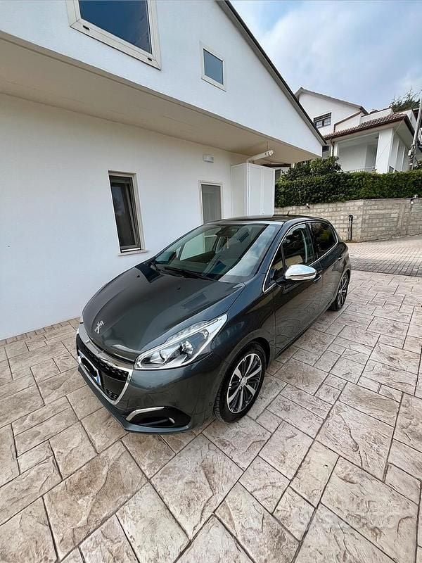 Usata Peugeot 208 Allure 82 CV (60 kW) 2016 Grigio Utilitaria