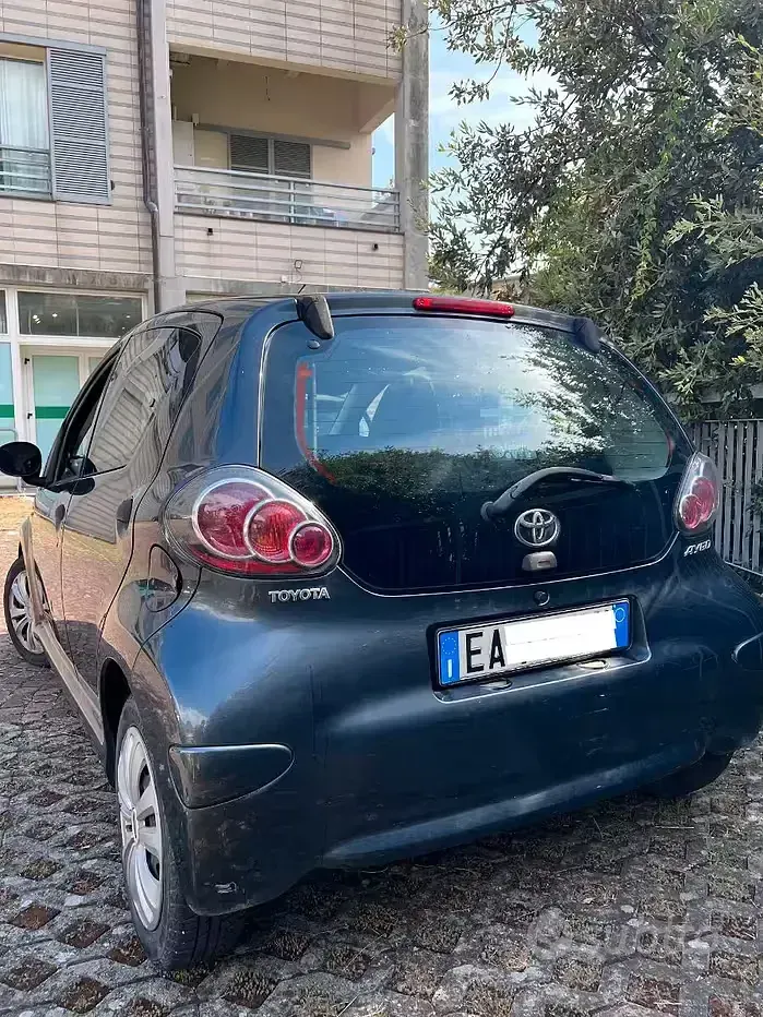 Usata Toyota Aygo 68 CV (50 kW) 2010 Grigio Utilitaria