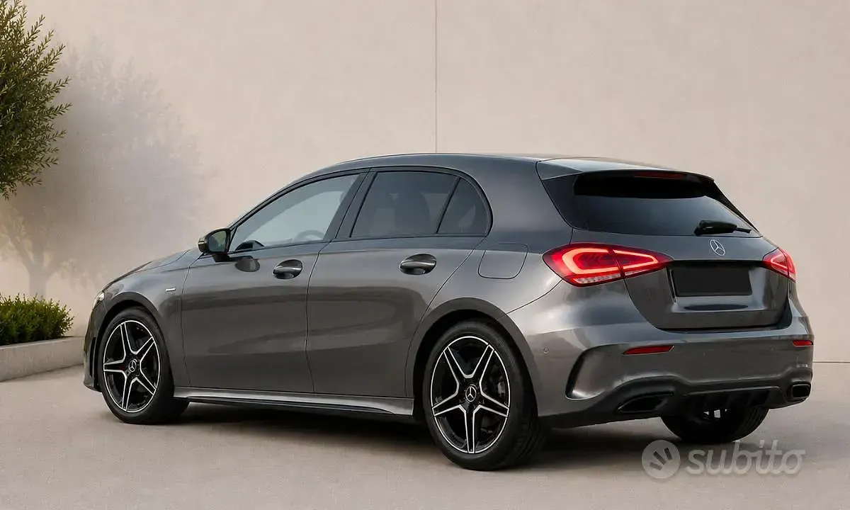 Usata Mercedes A180 Premium 116 CV (85 kW) 2020 Grigio Berlina