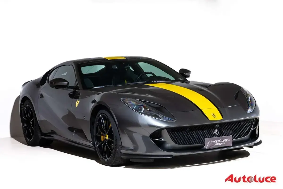 Usata Ferrari 812 799 CV (587 kW) 2020 Silverstone  livrea adesiva Coupé