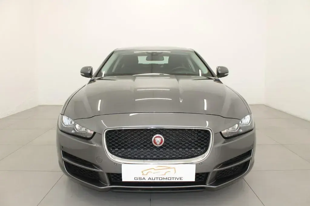 Usata Jaguar XE 180 CV (132 kW) 2018 Arancione Berlina