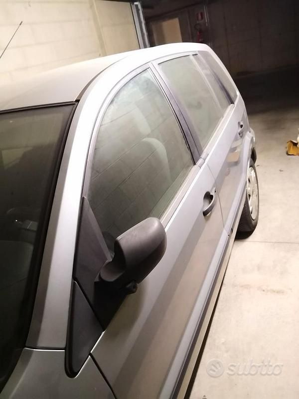 Grigio Usata 2005 Ford Fusion Tre volumi | 490 € (Super prezzo) - Immagine 1/4