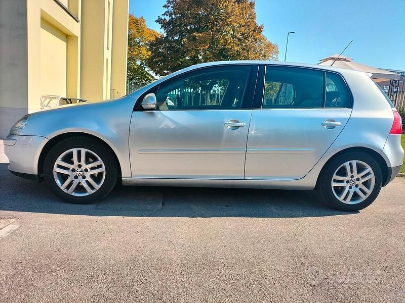Grigio Usata 2008 VW Golf VI Tre volumi | 2500 € (Buon prezzo) - Immagine 1/4