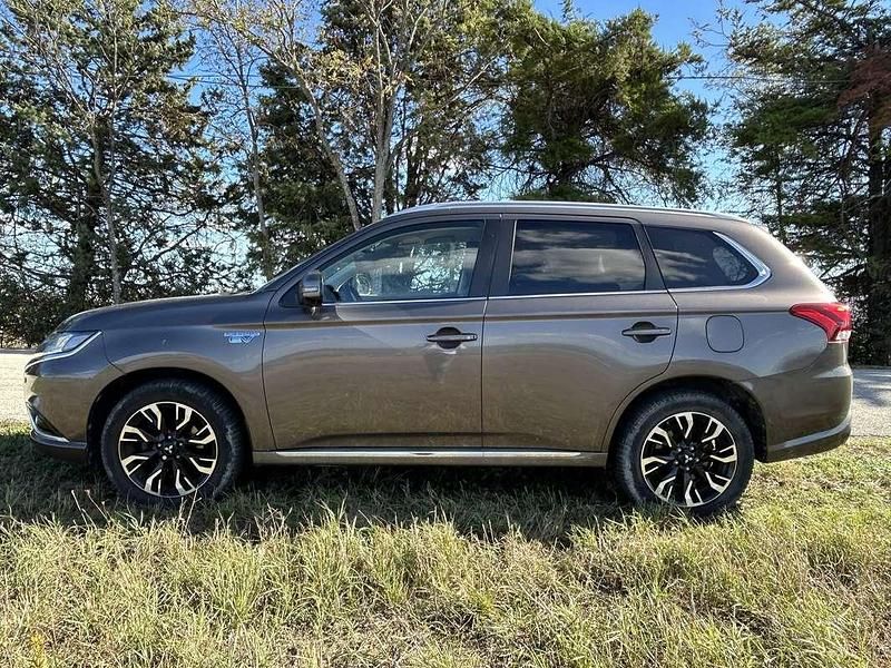 Usata Mitsubishi Outlander P-HEV Instyle 121 CV (88 kW) 2016 Grigio SUV