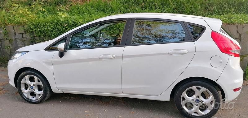 Usata Ford Fiesta Titanium 60 CV (44 kW) 2012 Bianco Utilitaria