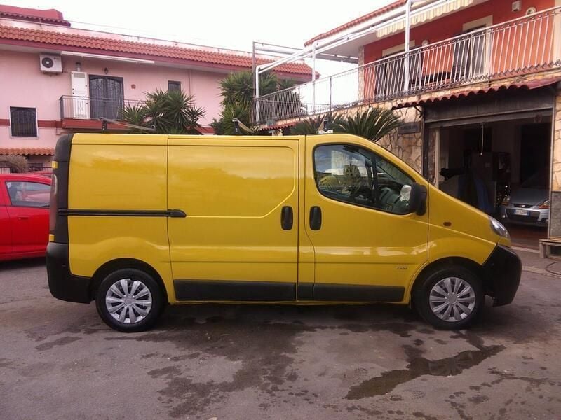 Usata Opel Vivaro 100 CV (73 kW) 2005 Giallo Monovolume