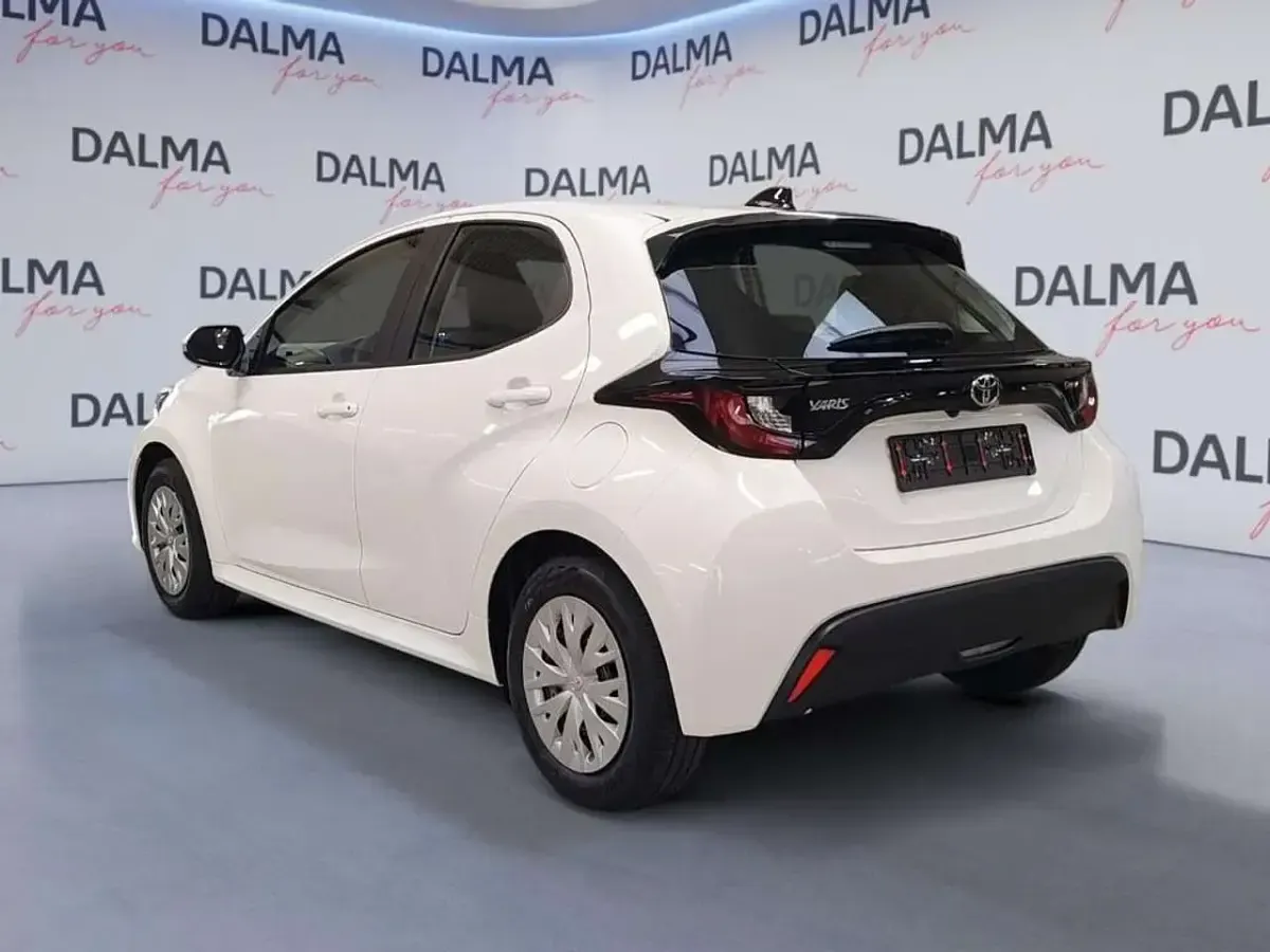 Nuova Toyota Yaris Hybrid Active 116 CV (85 kW) 2026 Super white Berlina