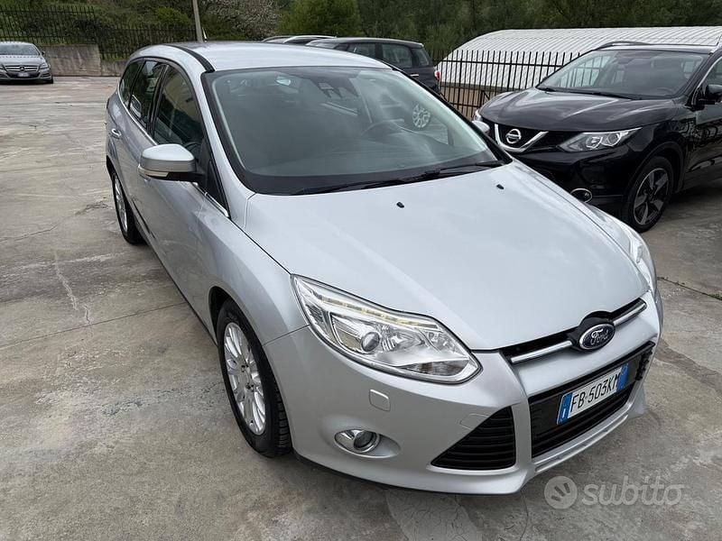 Begagnad Ford Focus Titanium 115 HK (84 kW) 2012 Grå Kombi