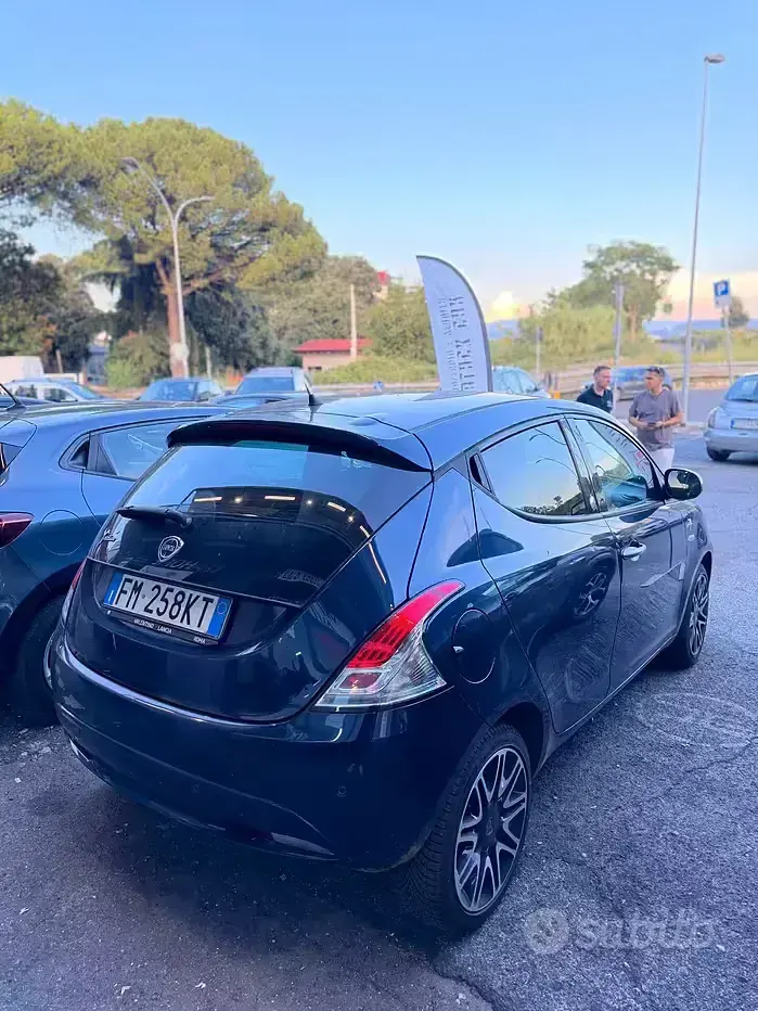Usata Lancia Ypsilon Gold 69 CV (50 kW) 2017 Bluazzurro Utilitaria