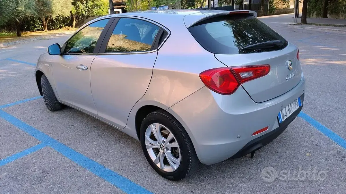 Usata Alfa Romeo Giulietta Distinctive 105 CV (77 kW) 2011 Grigio Utilitaria