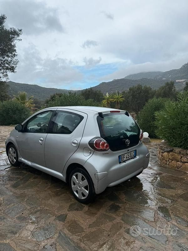 Gebraucht Toyota Aygo 68 PS (50 kW) 2010 Grau Kleinwagen