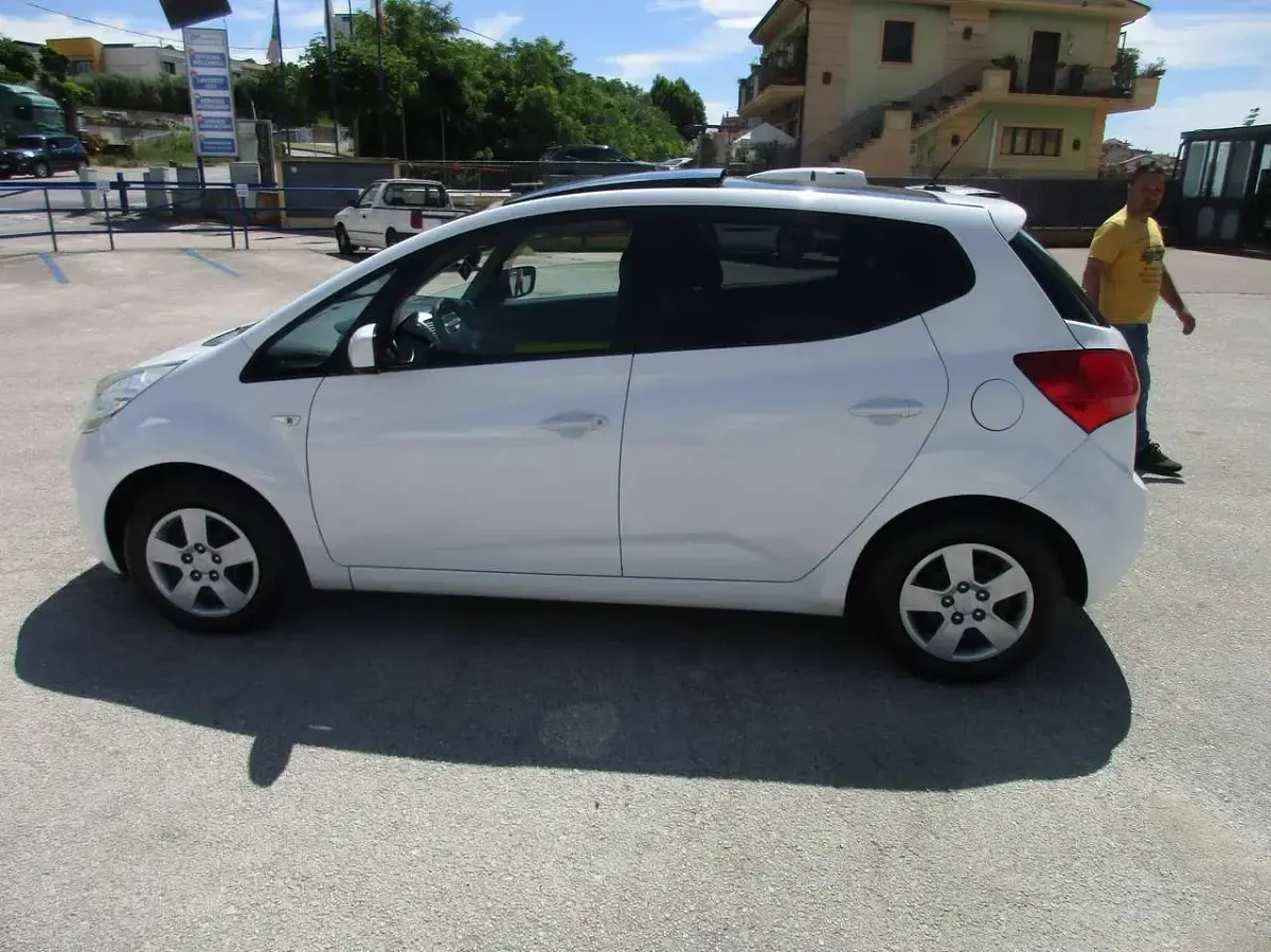 Usata Kia Venga Active 90 CV (66 kW) 2011 Bianco Utilitaria