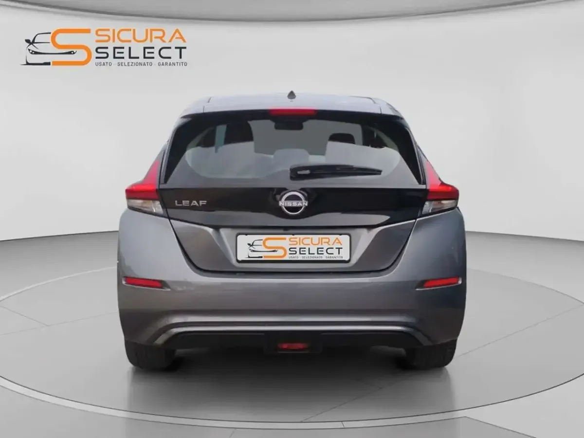 Usata Nissan Leaf Acenta 89 kW (122 CV) 2022 Grigio / tetto nero Utilitaria