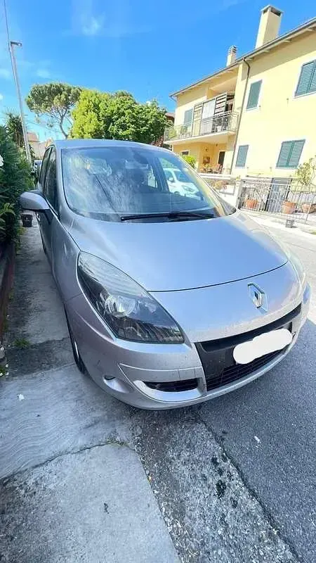 Usata Renault Scénic III 110 CV (80 kW) 2010 Argento Monovolume