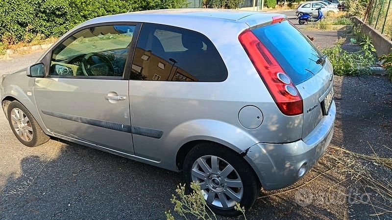 Usata Ford Fiesta 68 CV (50 kW) 2006 Grigio Utilitaria