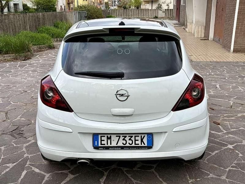 Usado Opel Corsa 131 HP (96 kW) 2012 Branco Citadino