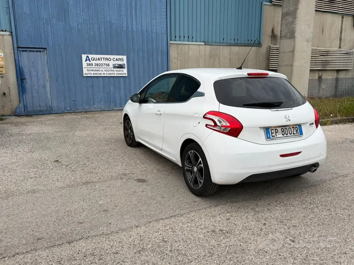 Usata Peugeot 208 Access 82 CV (60 kW) 2013 Bianco Utilitaria