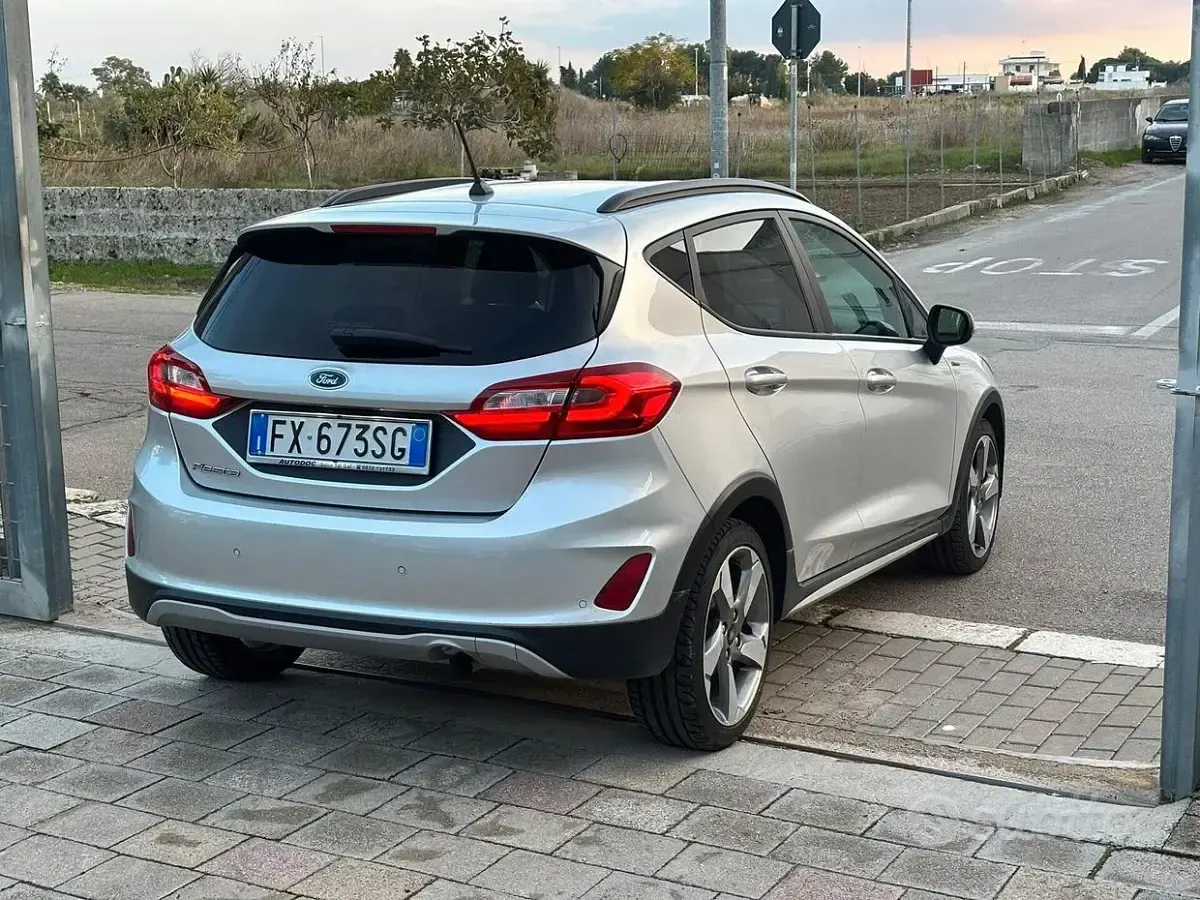 Usata Ford Fiesta Active 86 CV (63 kW) 2019 Grigio Utilitaria