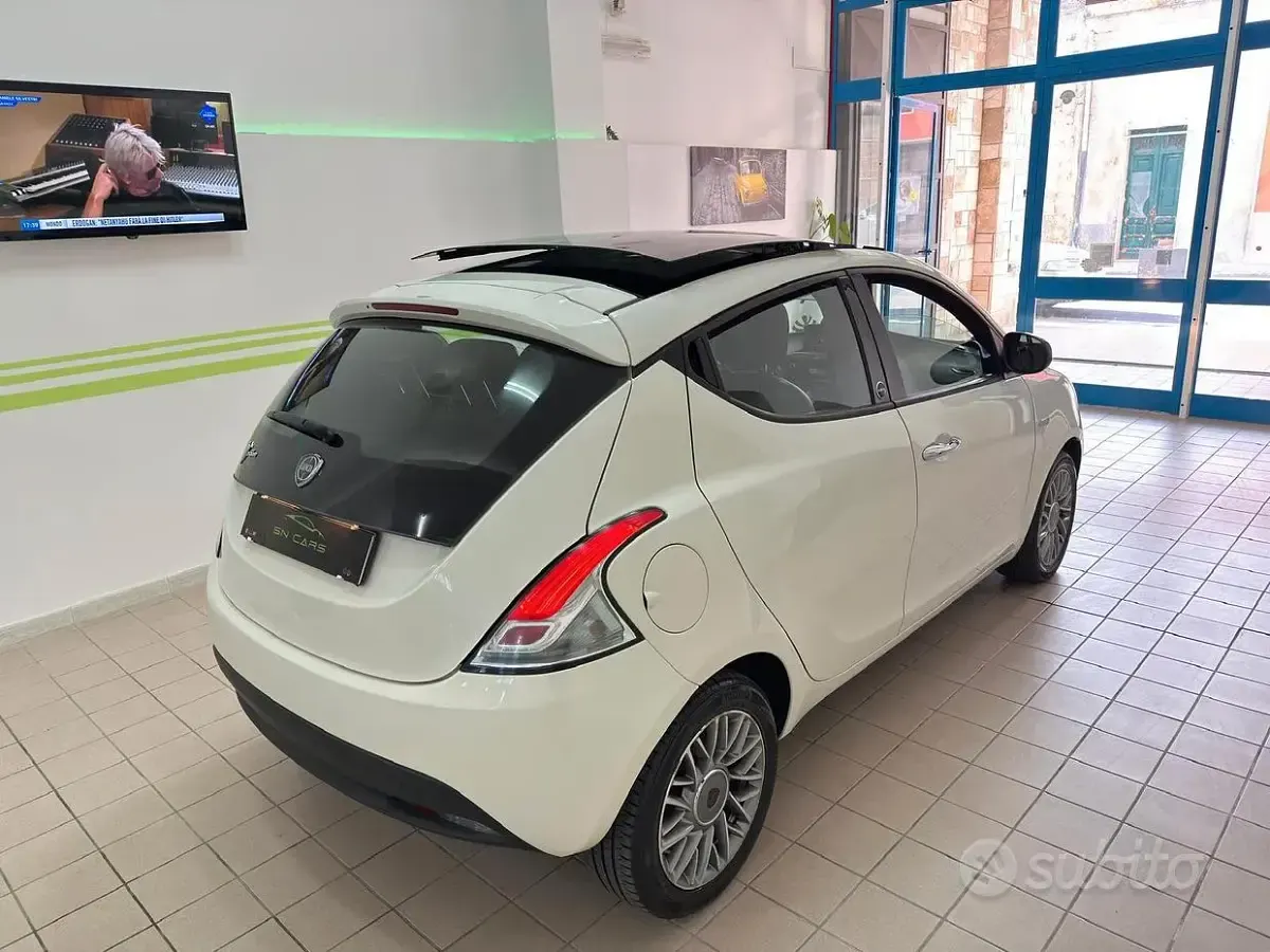 Usata Lancia Ypsilon Platinum 69 CV (50 kW) 2012 Bianco Utilitaria