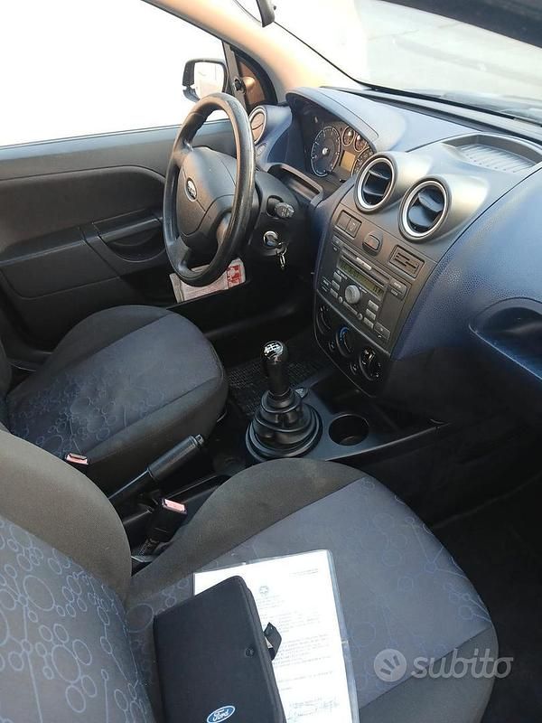 Usata Ford Fiesta Titanium 68 CV (50 kW) 2006 Blu Utilitaria