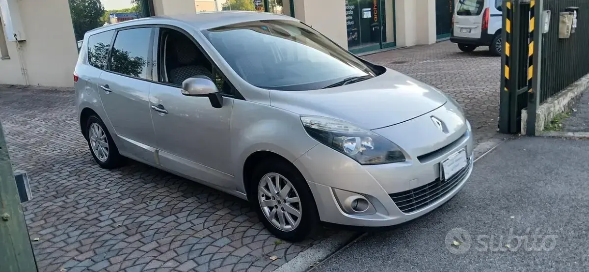 Usata Renault Scénic III 110 CV (80 kW) 2011 Grigio Monovolume