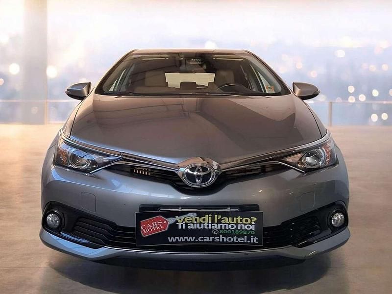 Grigio metallizzato Usata 2015 Toyota Auris Active Tre volumi | 9950 € (Cara) - Immagine 1/4
