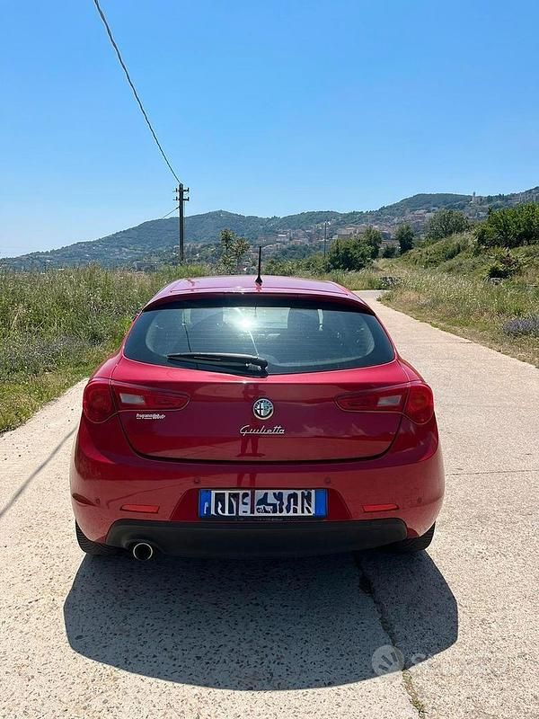 Usata Alfa Romeo Giulietta 105 CV (77 kW) 2011 Rosso Utilitaria