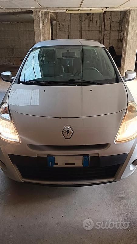 Grigio Usata 2011 Renault Clio II Tre volumi | 4000 € - Immagine 1/4