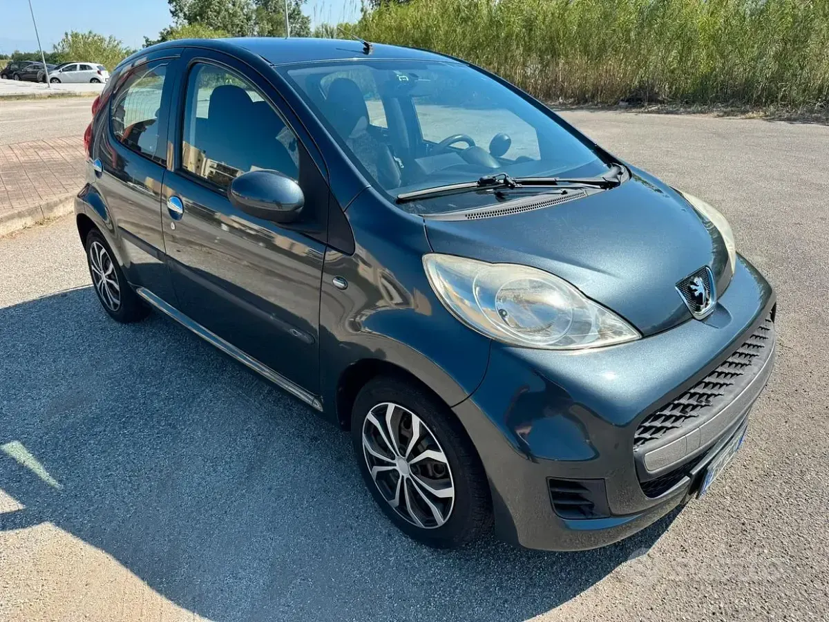 Usata Peugeot 107 68 CV (50 kW) 2012 Grigio Utilitaria