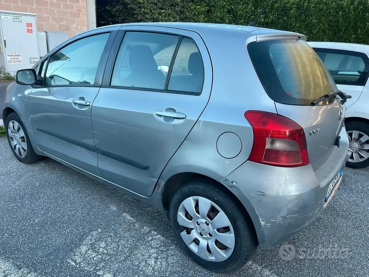 Usata Toyota Yaris Sol 90 CV (66 kW) 2006 Grigio Berlina