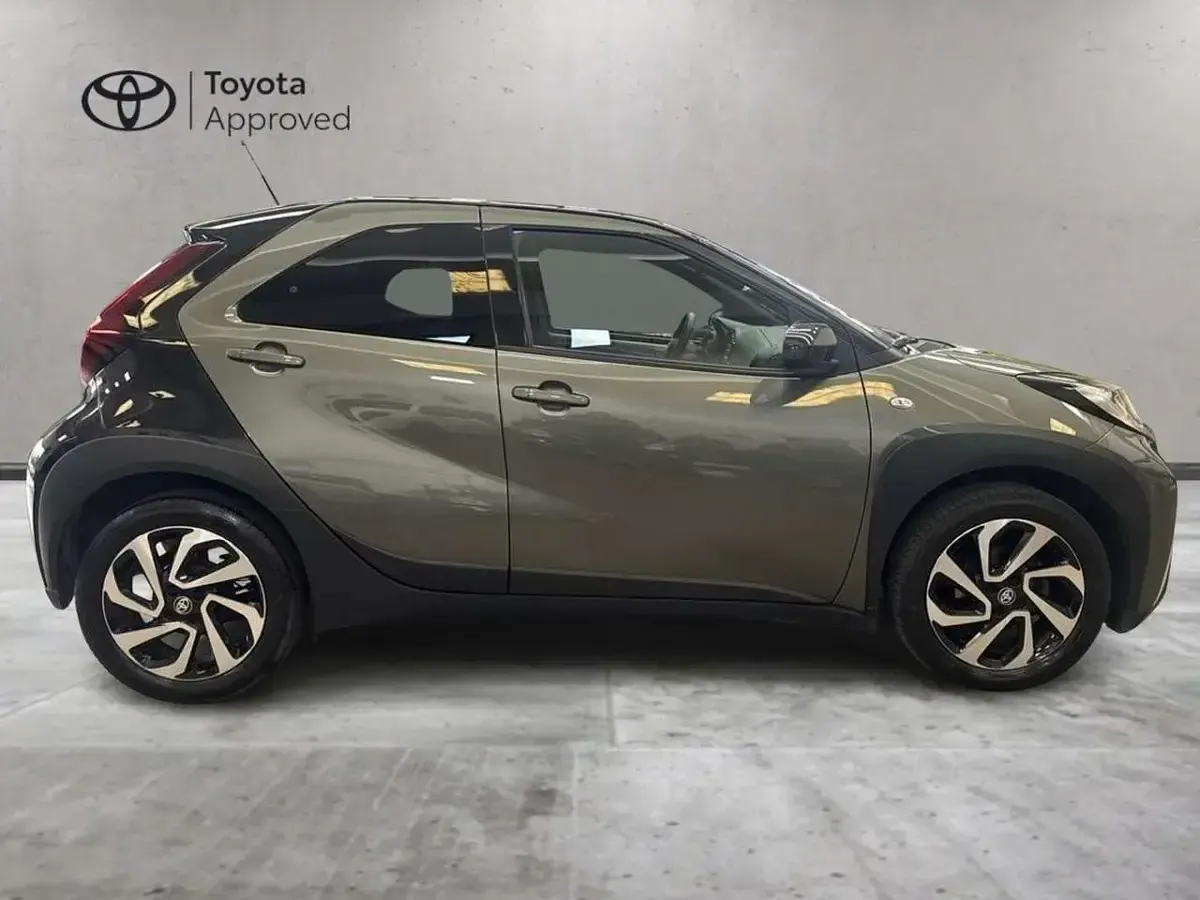 Usata Toyota Aygo X Trend 72 CV (52 kW) 2023 Grigio SUV