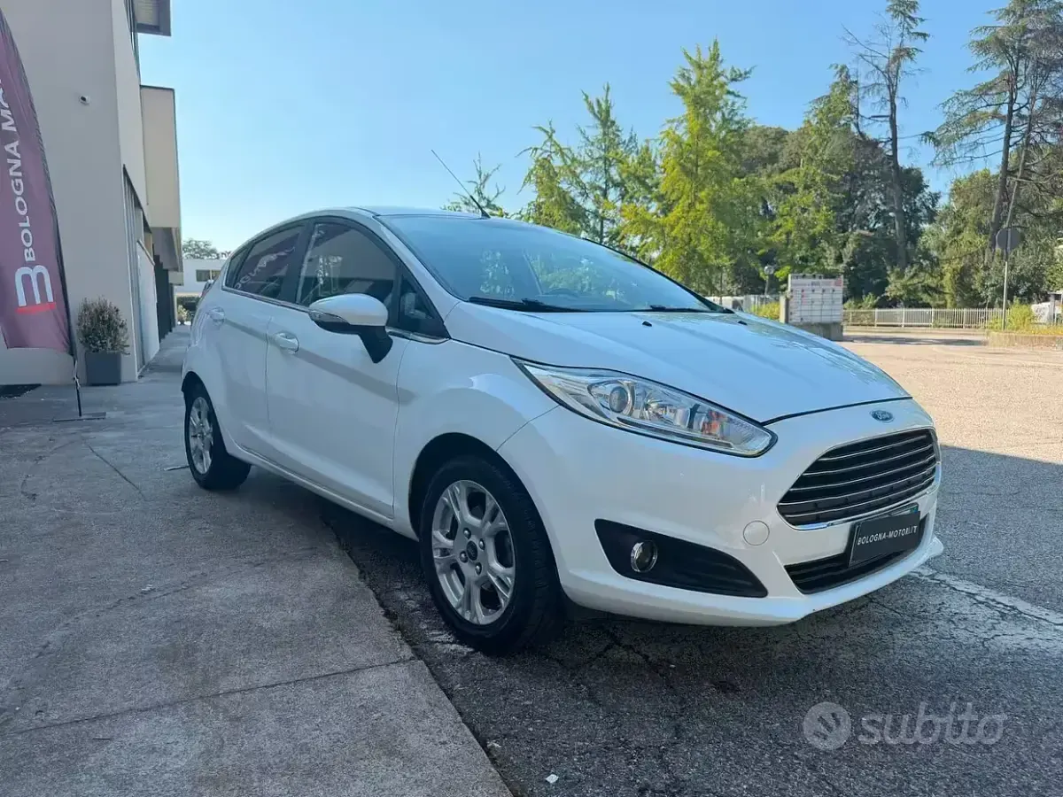 Usata Ford Fiesta 75 CV (55 kW) 2017 Bianco Utilitaria