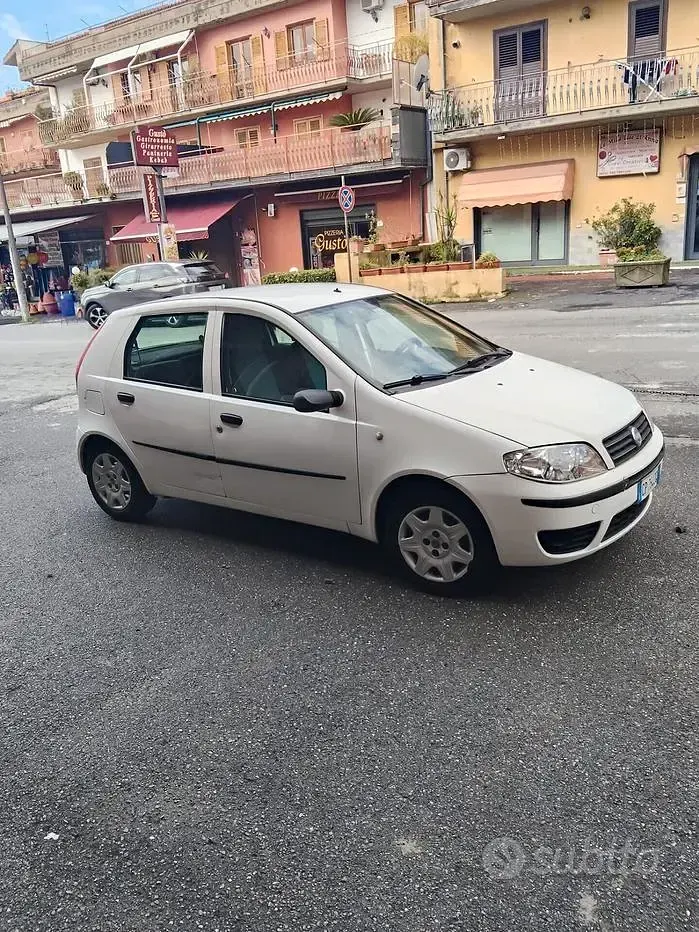 Usata Fiat Punto Dynamic 69 CV (50 kW) 2005 Bianco Utilitaria