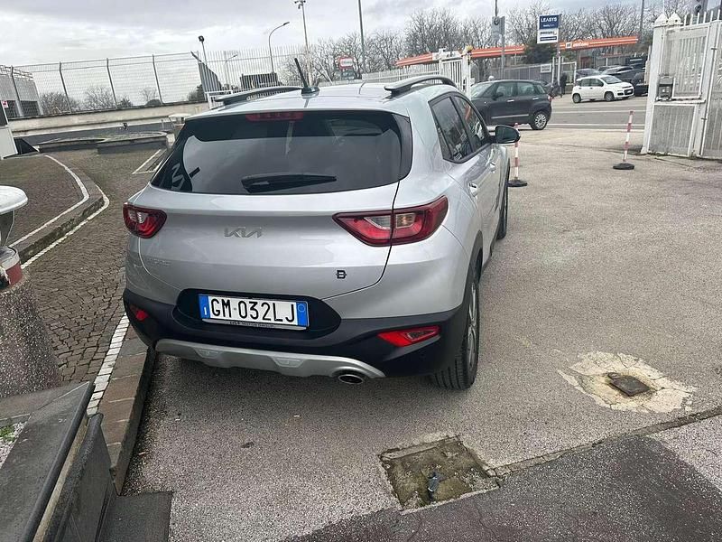 Usata Kia Stonic Style 82 CV (60 kW) 2023 Lunar silver SUV