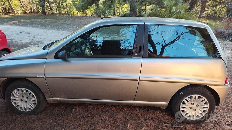 Usata Lancia Ypsilon 60 CV (44 kW) 2001 Grigio Utilitaria
