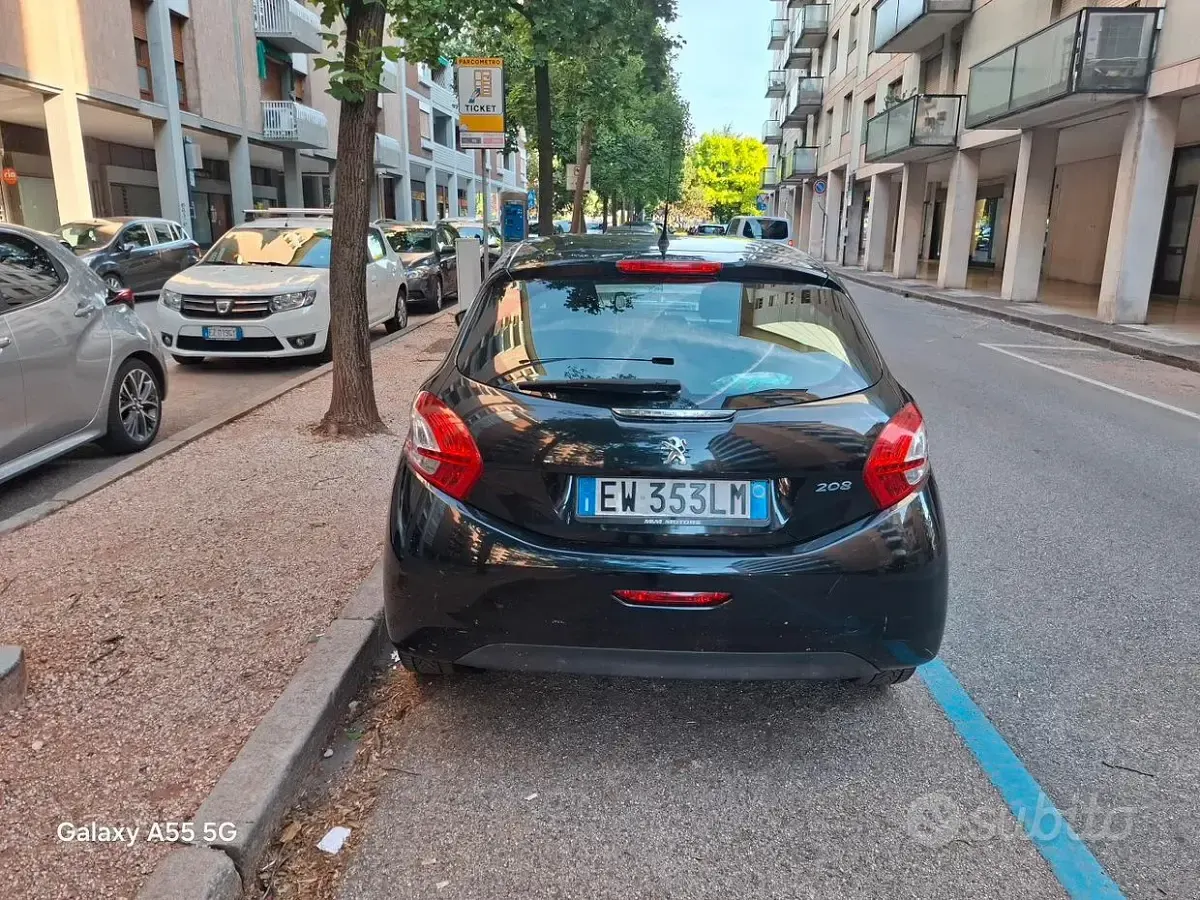 Usata Peugeot 208 82 CV (60 kW) 2014 Nero Utilitaria