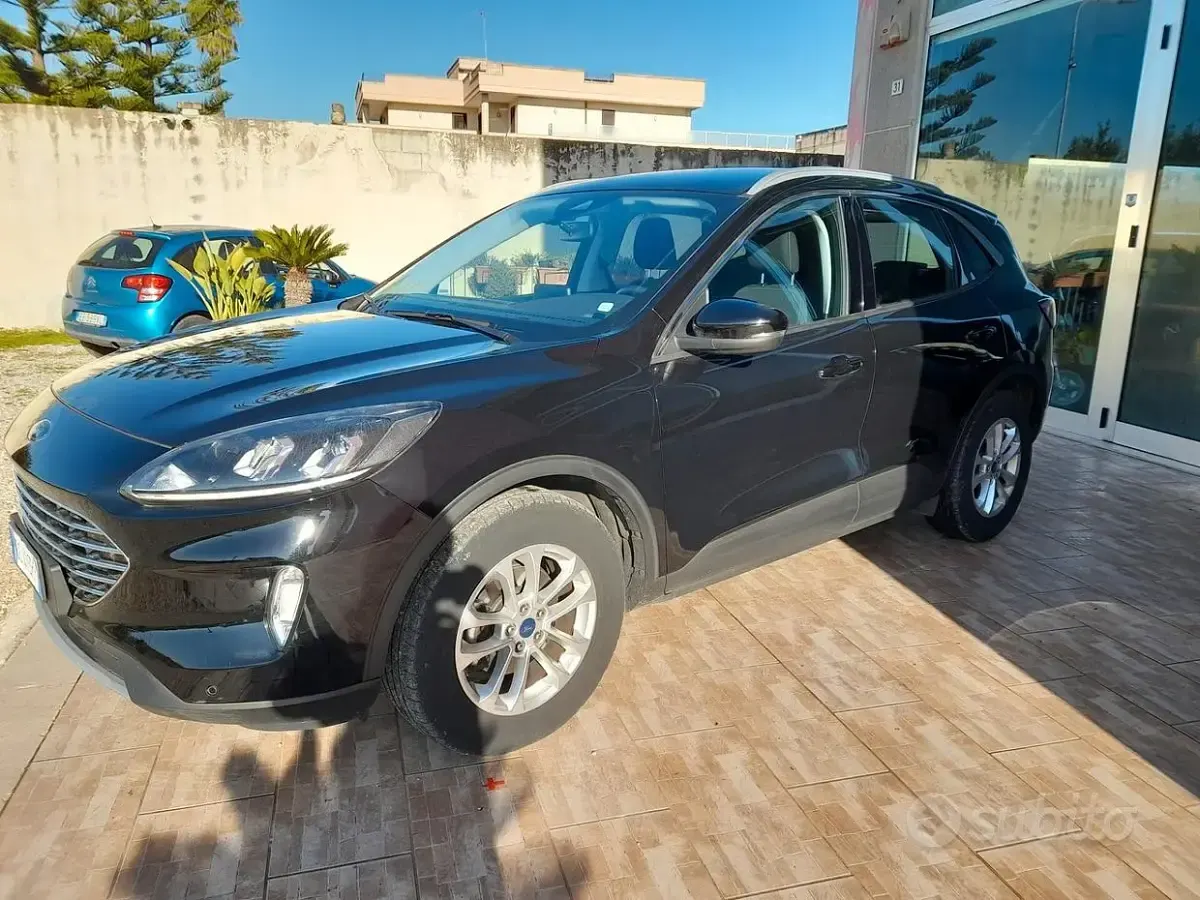 Usado Ford Kuga Business Edition 120 CV (88 kW) 2021 Negro SUV