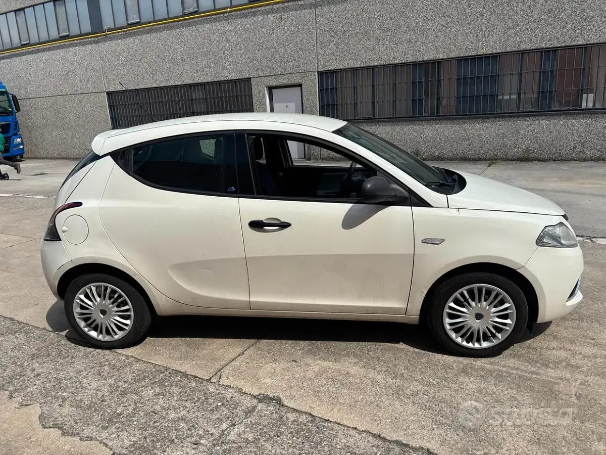 Usata Lancia Ypsilon Gold 69 CV (50 kW) 2018 Bianco Utilitaria
